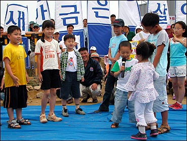 퍼포먼스가 끝난 뒤 파란천 위에 올라가 있는 아이들. 